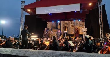 Stire din Cultură-Educație : Artiştii Teatrului „Oleg Danovski” au evoluat pe esplanada din faţa Castelului Corvinilor