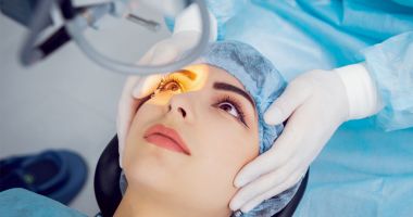 Stire din Social : Medicii oftalmologi, reuniți la Eforie Nord. Operația de cataractă, o soluție modernă pentru a scăpa de ochelari