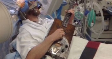 Stire din Sănătate : Un actor a fost operat pe creier ÎN DIRECT pe internet
