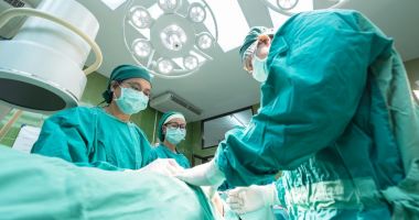 Stire din Actualitate : Anchetă la spitalul din Deva după ce un pacient a fost operat pe partea greșită a capului