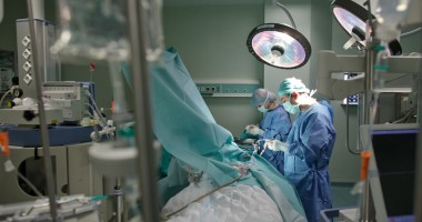 Stire din Sănătate : Viața unui bebeluș, salvată printr-o operație în premieră în România
