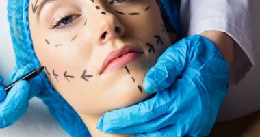 Stire din Eveniment : Şi-au făcut operaţii estetice la o clinică şi n-au mai plătit. Poliţia a venit cu "nota de plată" acasă