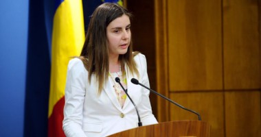 Stire din Politică-Administrație : Opoziția  cere demisia ministrului Ioana Petrescu