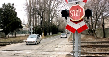 Stire din Eveniment : Opriți la barieră, la trecerile la nivel cu calea ferată?