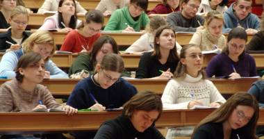 Stire din Cultură-Educație : O problemă gravă: cauza abandonului vieții de student