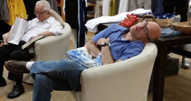 IMAGINILE ZILEI / PRIN CE "CHINURI" TREC BĂRBAȚII CARE MERG CU SOȚIILE LA CUMPĂRĂTURI - 9