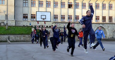 Stire din Cultură-Educație : Elevii vor face mai mult SPORT la școală. Cum va arăta orarul din toamnă