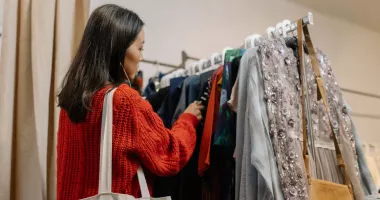 Nu mai e rușine, e trend! Hainele second-hand au ajuns în topul preferințelor