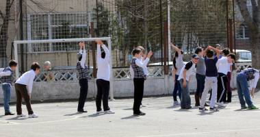 Elevii au învățat să sară peste orele de sport. Profesorii, îngropați în adeverințe și scutiri - 3