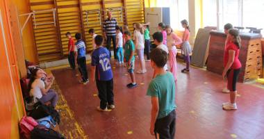 Stire din Cultură-Educație : Elevii au învățat să sară peste orele de sport. Profesorii, îngropați în adeverințe și scutiri