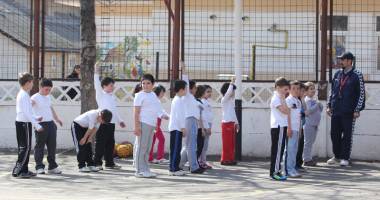 Elevii au învățat să sară peste orele de sport. Profesorii, îngropați în adeverințe și scutiri - 2