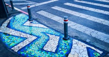 Stire din Social : Constănțenii, îngrijorați cu privire la lucrările de mozaic montate prin oraș. "Îi asigurăm că nu se va aluneca"
