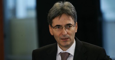 Stire din Politică-Administrație : "Absorbția fondurilor UE ar putea fi blocată"