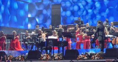 În aceste momente, în piațeta Perla a început Festivalul de Muzică Ușoară "Mamaia" - 5