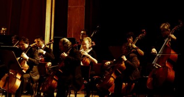 Stire din Cultură-Educație : Un american la pupitrul dirijoral al orchestrei Teatrului "Oleg Danovski"
