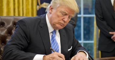 Stire din Actualitate : Trump a semnat protocolul pentru aderarea Muntenegrului la NATO