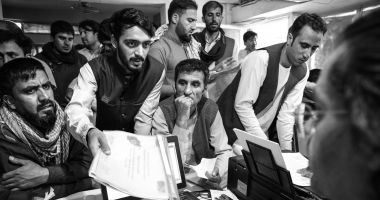 GALERIE FOTO-VIDEO / Haos și panică pe aeroportul din Kabul: oamenii vor cu disperare să plece - 5