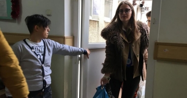Galerie foto / Elevii școlii 24, daruri pentru semenii lor. "Și tu poți fi Moș Crăciun pentru o zi!" - 6