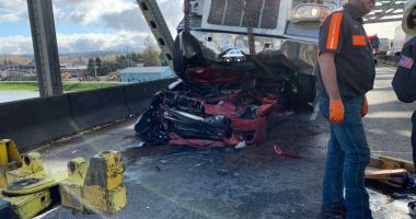 Stire din Actualitate : O şoferiţă a supravieţuit după ce maşina ei a fost strivită de un camion