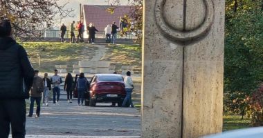 Nesimțire fără margini! O șoferiță a trecut cu mașina pe sub Poarta Sărutului. Ce amendă a primit