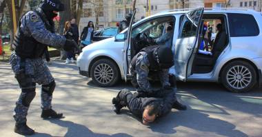 Stire din Eveniment : Galerie foto. Spectacol de Ziua Poliției. Ostatic eliberat și bombă detonată, în centrul Constanței