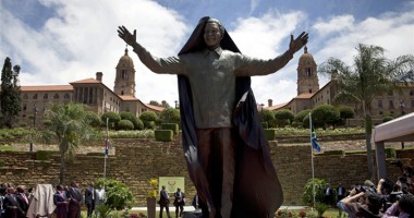 Stire din Actualitate : O statuie gigantică a lui Nelson Mandela, inaugurată la sediul președinției sud-africane