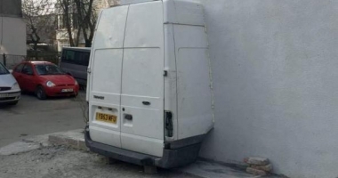 IMAGINEA ZILEI. Un român inventiv a zidit o dubă în bloc
