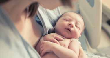 Stire din Actualitate : O tânără de 16 ani cere despăgubiri uriaşe pentru că a fost schimbată la naştere