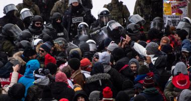 Stire din Actualitate : Poliția din Ottawa a intervenit în forță, cu gaze lacrimogene, și a eliberat zona de la Parlament