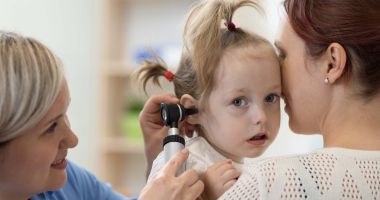 Stire din Sănătate : Copilul acuză dureri de urechi? Otita poate fi de vină