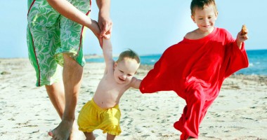 Stire din Sănătate : Cum îi protejăm pe copii de otită, la mare