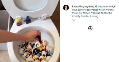 Stire din Actualitate : O influenceriță șochează cu „cea mai eficientă metodă” de a vopsi ouăle: direct în WC