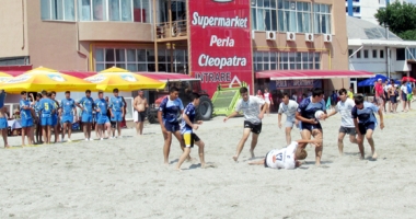 Stire din Sport : Eseuri la nisip! Cine sunt campionii turneului Oval 5 Beach Rugby România