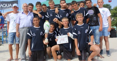 Stire din Sport : Emoții și surprize la finalul turneului Oval 5 Beach Rugby