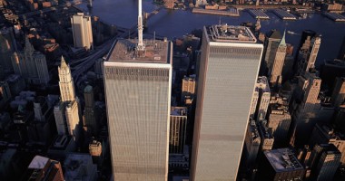Stire din Actualitate : VIDEO: IMAGINI RARE de la atentatele World Trade Center: Eforturile disperate ale unui bărbat care încearcă să își salveze viața