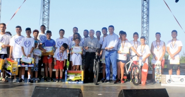 Stire din Politică-Administrație : Primăria Ovidiu, organizator al crosului "Iubim familia". Peste 850 de participanți au fost premiați
