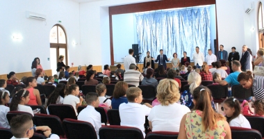 Stire din Politică-Administrație : "Educația este darul  cel mai de preț pe care  îl putem oferi copiilor noștri"