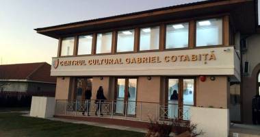 Stire din Politică-Administrație : Centrul Cultural "Gabriel Cotabiță", inaugurat la Poiana. Marele artist, prezent la eveniment