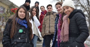 Stire din Cultură-Educație : Elevii de la Ovidius au oferit cadouri copiilor din Galița