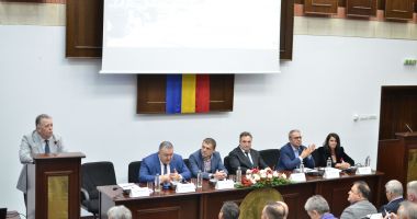 Stire din Cultură-Educație : Noi direcții de dezvoltare a parteneriatului socio-economic la Universitatea "Ovidius"