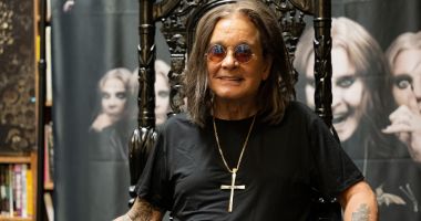 Stire din Actualitate : Imagini emoționante de la înmormântarea lui Ozzy Osbourne, organizată în orașul său natal