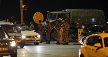 FOTO ȘI VIDEO. LOVITURĂ DE STAT ÎN TURCIA. LEGEA MARȚIALĂ, DECRETATĂ. AVIOANE MILITARE ȘI TANCURI, ÎN ACȚIUNE - 4