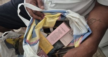 Stire din Eveniment : Bărbat prins de jandarmi în timp ce vindea parfumuri contrafăcute în fața unui hotel din Eforie Nord