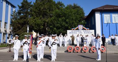 Stire din Cultură-Educație : Festivitate de absolvire și avansare la primul grad pentru absolvenții Academiei Navale „Mircea cel Bătrân”