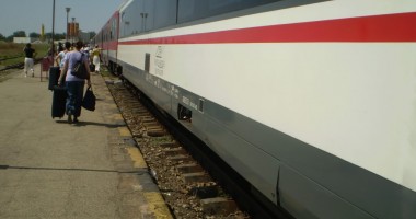 Stire din Eveniment : TRAGEDIE la Valu lui Traian / Călcat de tren, lângă Primărie