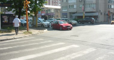 Bătrân transportat la spital în accidentul de la intersecția Șoselei Mangaliei cu strada Pandurului | GALERIE FOTO - 5