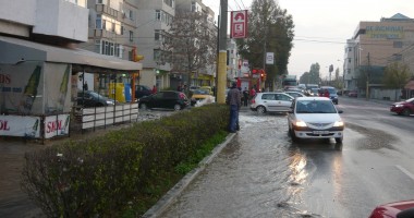 Fântână arteziană în Km 4-5. S-a spart o conductă RAJA / Galerie foto și video - 2