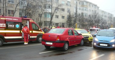 Stire din Eveniment : Accident rutier spectaculos pe strada Soveja - Galerie FOTO