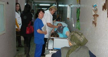 Stire din Sănătate : Pacienții sunt tratați pe holuri la secția de cardiologie a Spitalului Județean