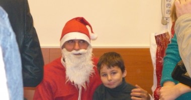 Stire din Sănătate : Moș Crăciun a venit la copiii internați în Spitalul Județean